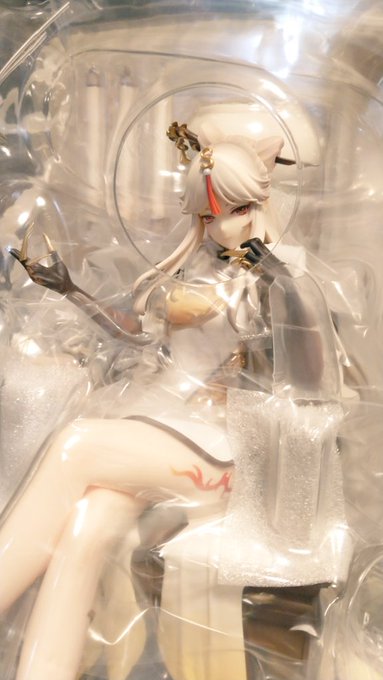 凝光様、台座がめっちゃ大きいので場所を確保するまで飾るのはちょっとお預け。 