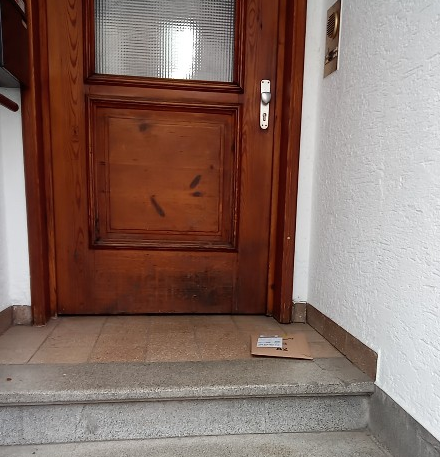 menschel's tweet photo. @AmazonHelp Lieferung vor die Haustür eines Mehrfamilienhauses werfen  🤬 🤬 🤬 https://t.co/HgtQjR9uwV