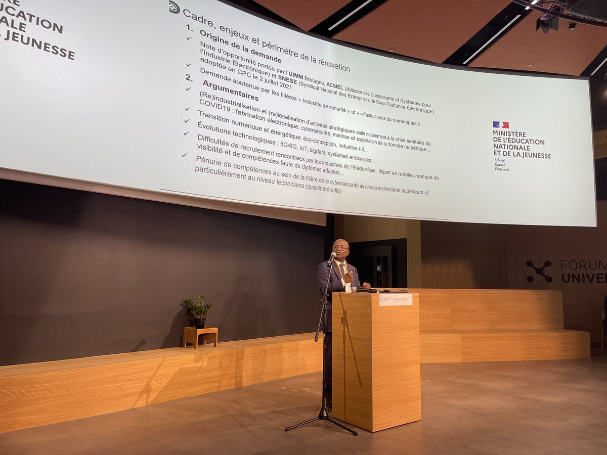 Première journée nationale de formation à la cybersécurité pour les enseignants de BTS. Présentation des diplômes en lien avec la cybersécurité par <a href="/ChGaubertMacon/">Christine Gaubert-Ma</a> IGÉSR et Luc Prince IA-IPR.