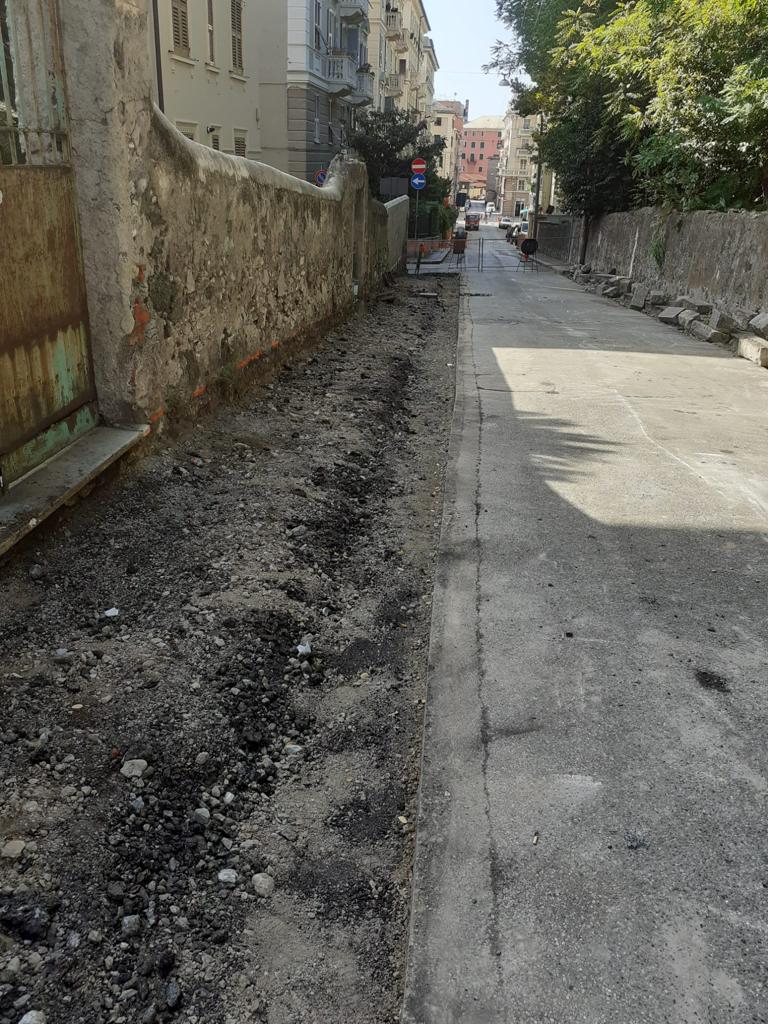 astergenova's tweet photo. Cornigliano si trasforma, anche nei dettagli, come ad esempio in Via Dufour, dove la squadra del ns settore strade è all'opera per rifare il marciapiede in pietra di luserna ed il muro che delimita il parco dell'omonima Villa.
#aster #astergenova #asterinforma #lavoriamopergenova https://t.co/xQJqPoz2xA