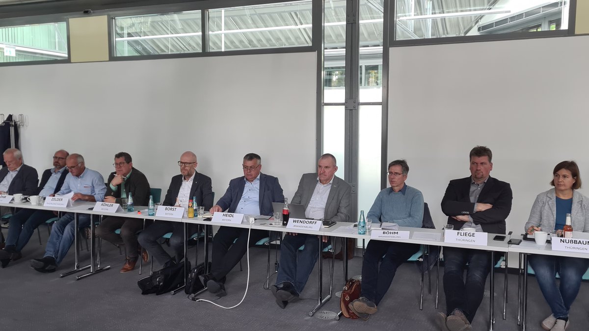 Bauern_Verband's tweet photo. Austausch über die Zukunft der EU-Agrarförderung im Rahmen einer Tagung der DBV-Arbeitsgruppe EU-Agrarpolitik. Wichtige Botschaft: Es braucht weniger #Bürokratie für unsere #Bauern.
#GAP https://t.co/XPT3p5Asze
