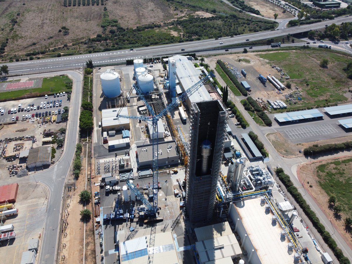 iberica_s's tweet photo. Impresionante el trabajo de la grúa móvil @LH_Construction #LR1400/2 de #GrúasLeman en la construcción de una nueva planta de producción de gases destilados del aire que @Messer_es está construyendo en Vila-seca, Tarragona.
#liebherribérica #liebherrcrawlercranes #messer https://t.co/0pbBXyq2AF
