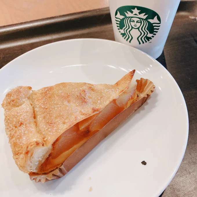 スタバでみんなが芋を頼む中、パンプキンのスパイスラテを頼んだ あとほんとはパンプキンのバスクチーズケーキが食べたかったけど紅玉のアップルパイにした 美味しんぼの青沢に教えてあげたくて… ほら青沢、スタバで紅玉のやつ食べられるから暴れないで はよスタバ来い 