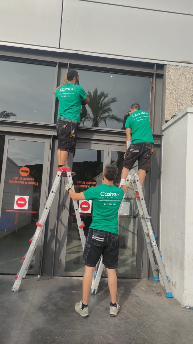 vidrescastro's tweet photo. Canviant els vidres en Mataró Park. Ens sentim orgullosos de ser partner oficial del gran centre comercial de la nostra ciutat.  😍 https://t.co/Wsd0GR6zqs