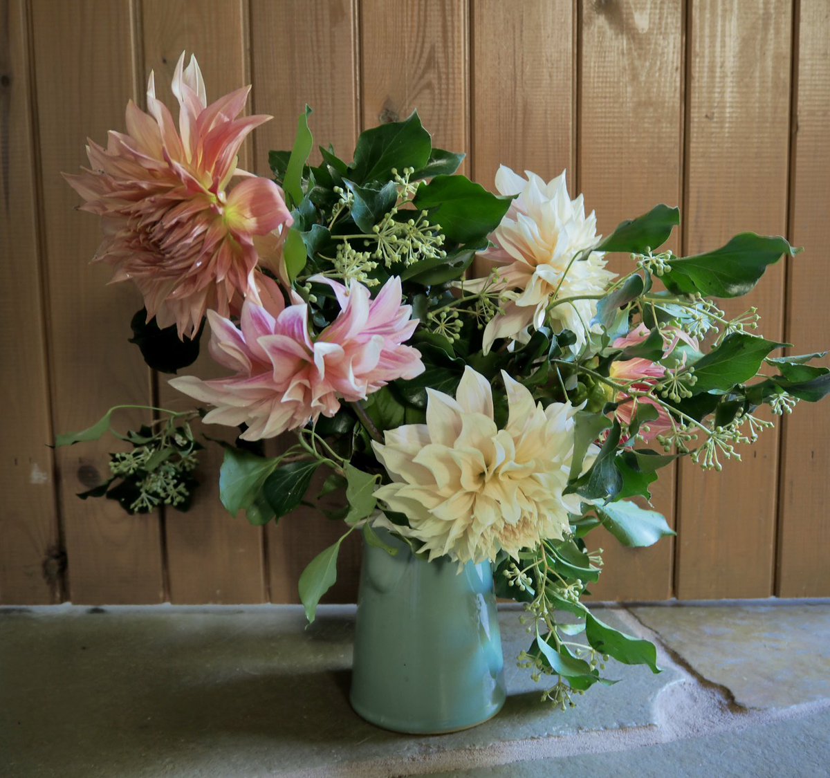 FrankieDev's tweet photo. Week 48 #somethinginavase is simply pale dahlias and ivy. https://t.co/ETC699e0Wh