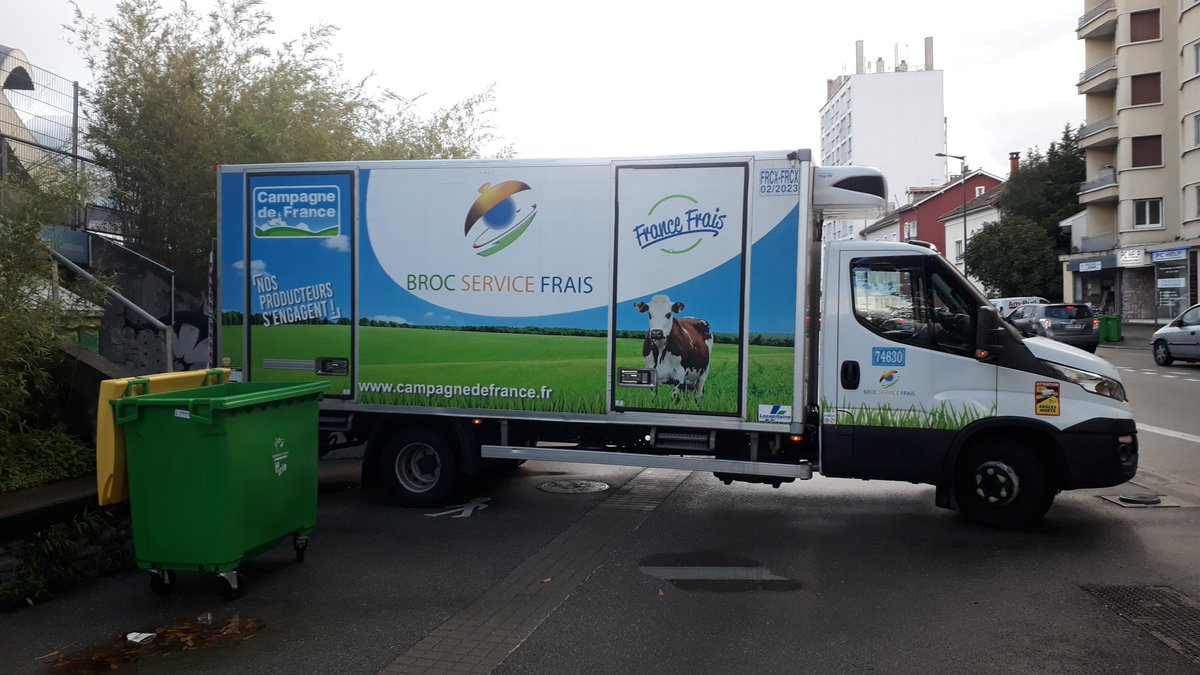 GreCyclable's tweet image. Bonjour @VilledeGrenoble, pourriez-vous indiquer aux fournisseurs du self municipal de ne pas bloquer le passage des vélos le long du bld Clémenceau ?