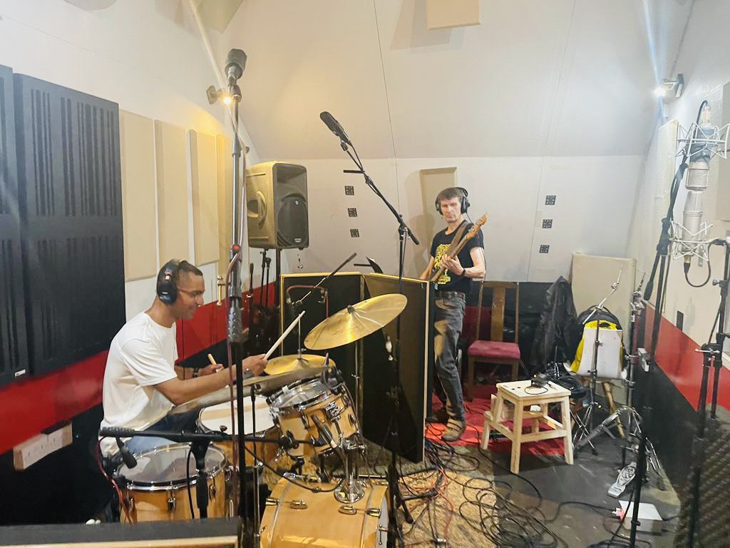 BonaFideStudio's tweet photo. Our  #rehearsalstudios are great for #solo or #bandpractise, #musiclessons, #livestreaming , #filmmakers or #photographers . It's a place for #musicians ~ #artists ~ #creative people to have a professional and private space to be #inspired
It's a Community.
02088839641
#rehearsal https://t.co/0xVmatFzUd
