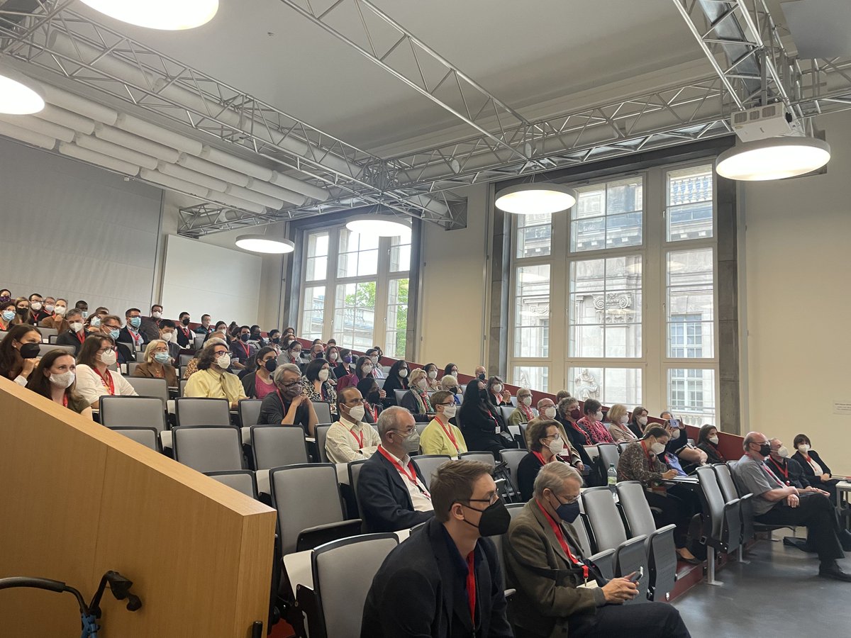 After a wonderful opening speech from the steering committee and Humboldt's vice president Niels Pinkwart (<a href="/npinkwart/">NP</a>), our Keynote speaker Dr. Pamela McKenzie takes center stage with her speech "Cosmic Zoom : an approach to studying information practices in context"! #ISIC22