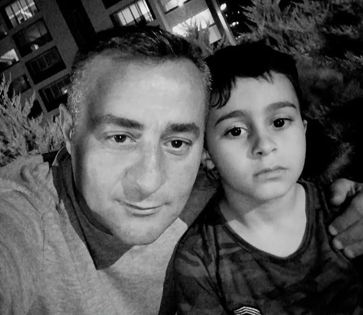 Konuyorsa dalına bölücü leş kargaları. Dal kesilsin. Bölücüler şehre kadar iniyorsa dağdan. Yol kesilsin. Eğer ki askerime polisime kurşun sıkıyorsa. Kol kesilsin. Bu vatana ihanet eden baş ise: Baş kesilsin..
ŞEHADETİN KUTLU OLSUN AĞABEYİM
#Mersin #patlama #SedatGEZER