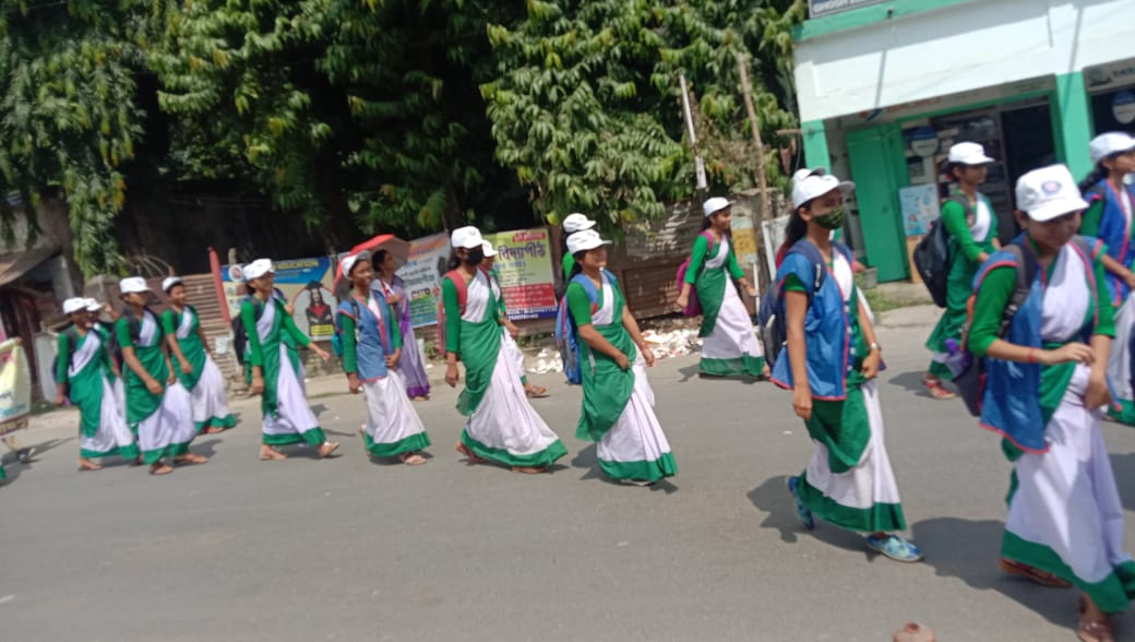 rdnss_kolkata's tweet photo. On the occasion of #NSSDay NSS unit of Kaliyaganj Parbati Sundari High School organized awareness rally and orientation session @_NSSIndia @ianuragthakur @NisithPramanik @YASMinistry @pibyas @DfpKolkata @pankajsinghips https://t.co/QuHKlYYCi2