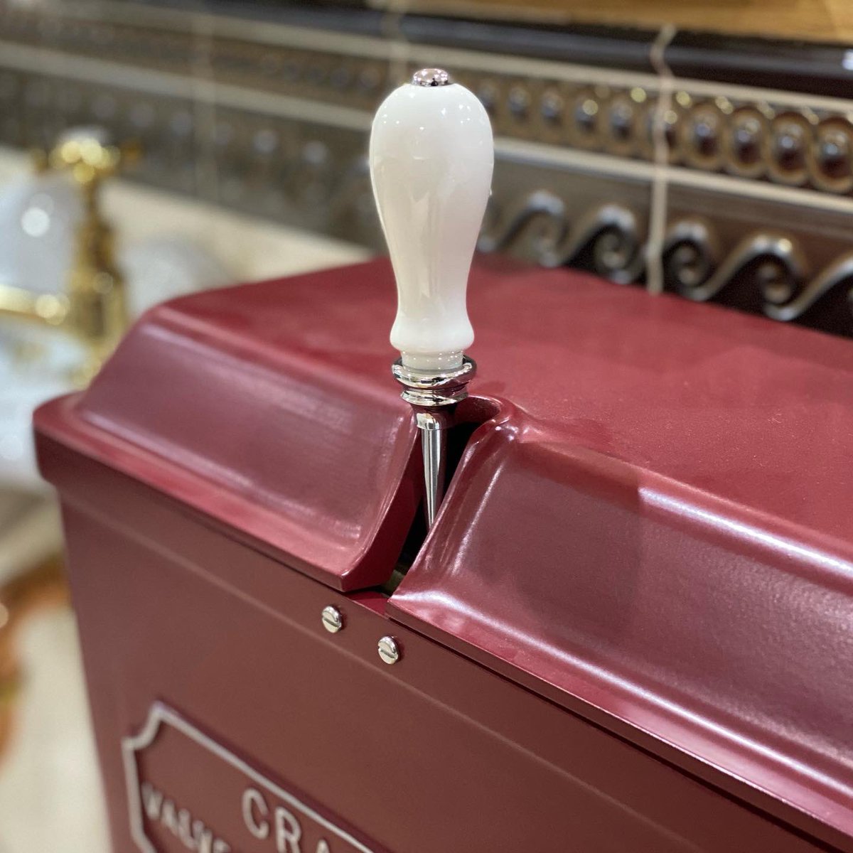 ofbsuffolk's tweet photo. The classic ‘beer pull’ handle may seem new to many, but @ThomasCrapperCo continued the Edwardian tradition of low-level cisterns. Just with a lot better quality as they are made from corrosion resistant aluminium alloy! 🔴🍺

#oldfashionedbathrooms #thomascrapperandco #edwardian https://t.co/KywZy488Zz