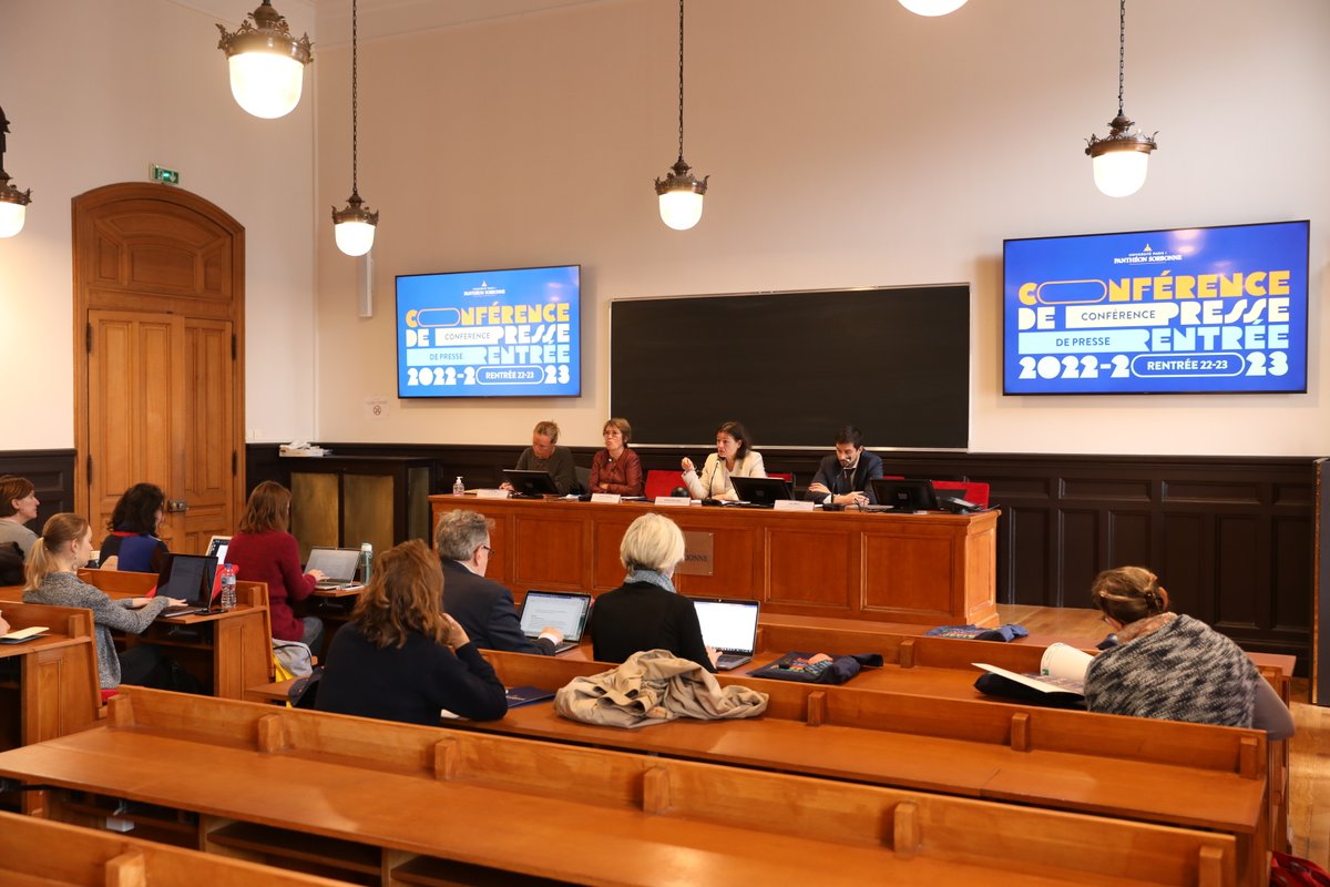 SorbonneParis1's tweet photo. 📰 La conférence de presse de rentrée 2022 de #Paris1PanthéonSorbonne débute.

Elle sera l’occasion de faire le point sur l’année à venir, notamment en matière de recherche et de projets innovants entrepris par l’#université ▶️ https://t.co/fkzzLUIaNf 

Suivez le fil 🧵 https://t.co/EgZjGq7VeV