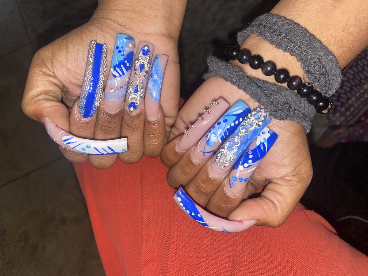 ThirdeyeGemii's tweet photo. Nail tech tingz 
Blue Hollywood 💙🚙🦋

 #nails #aznails #phxnails #Explore #blknailtech #redbottom #curvenails #acrylicnails https://t.co/xByvJqv411
