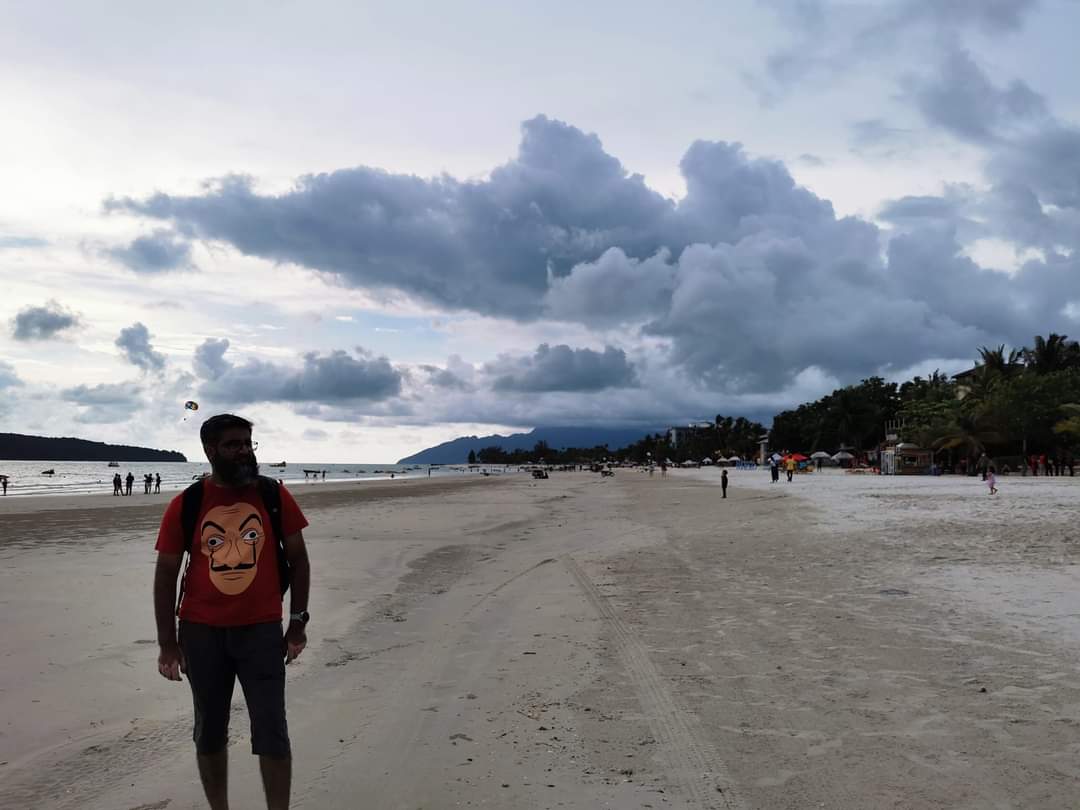 _Dr_Hz_'s tweet photo. It's time to just be happy. Being angry, sad, over thinking isn't worth it anymore. Just let things flow. Be positive. 

27th july 2022 P.C Maanshie Mano Langkawi beach Malaysia. https://t.co/OrS8aTLQwB