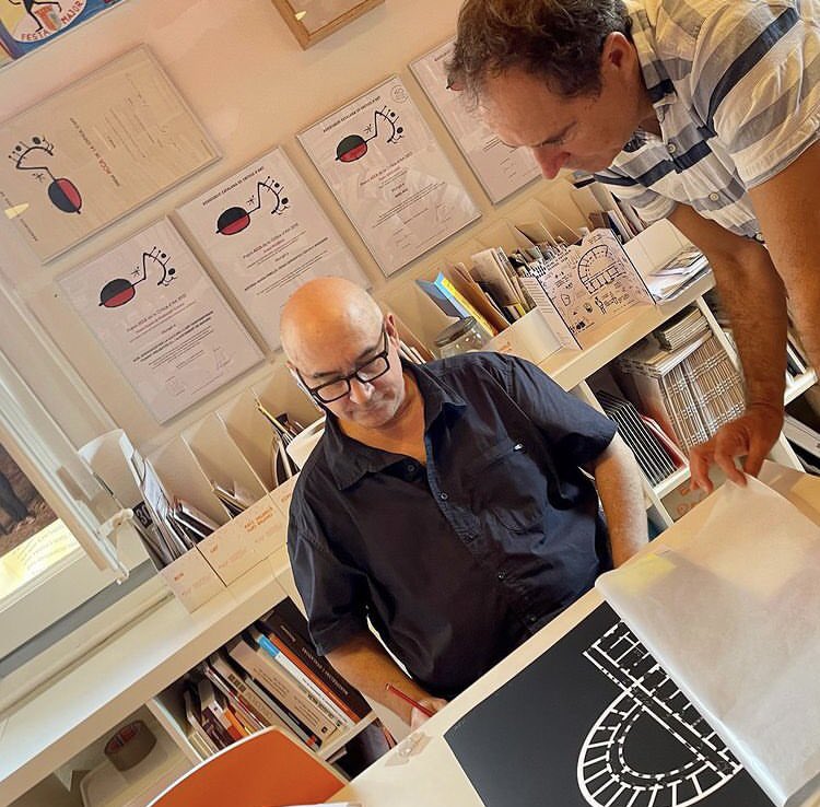 macmataro's tweet photo. #PROJECTE #COEDICIÓ
Imatges de l’artista Domènec signant el BAT del treball per a la col•lecció coeditada per @ElsInvisibles 🖇 @macmataro 🖌 Aviat, més informació! https://t.co/nWzDz3zvmi