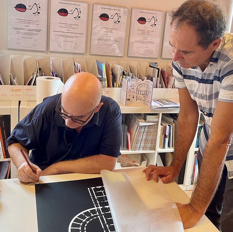 macmataro's tweet photo. #PROJECTE #COEDICIÓ
Imatges de l’artista Domènec signant el BAT del treball per a la col•lecció coeditada per @ElsInvisibles 🖇 @macmataro 🖌 Aviat, més informació! https://t.co/nWzDz3zvmi