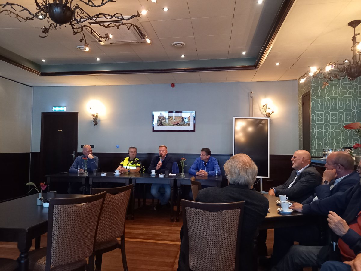 MathijsRenkema's tweet photo. Traditionele persconferentie op de #Rodermarkt. 217 paarden vanochtend in alle vroegte. https://t.co/dVLjRJXfu7