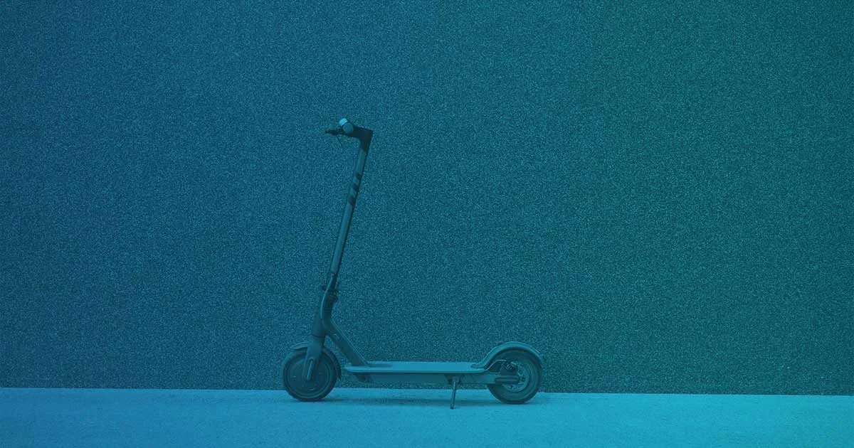 OccidentSeguros's tweet photo. ¿El casco es obligatorio al circular en 🛴 eléctrico? ¿Se puede circular por vías interurbanas con él? ¿Pueden multarme? Esto dice la normativa de la #DGT... 👉🏻 https://t.co/pfRO7zpU8S #autoinforma https://t.co/ChKaBWiqQ2