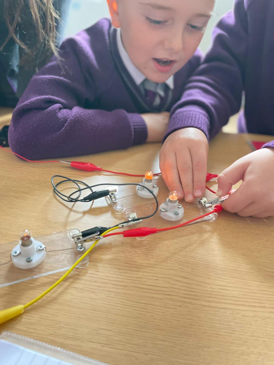 HPA_Philip_Lane's tweet image. Year 4 were incredible at building series circuits in science yesterday!! #HPAPLScience 💡 What both the kids and bulbs light up!