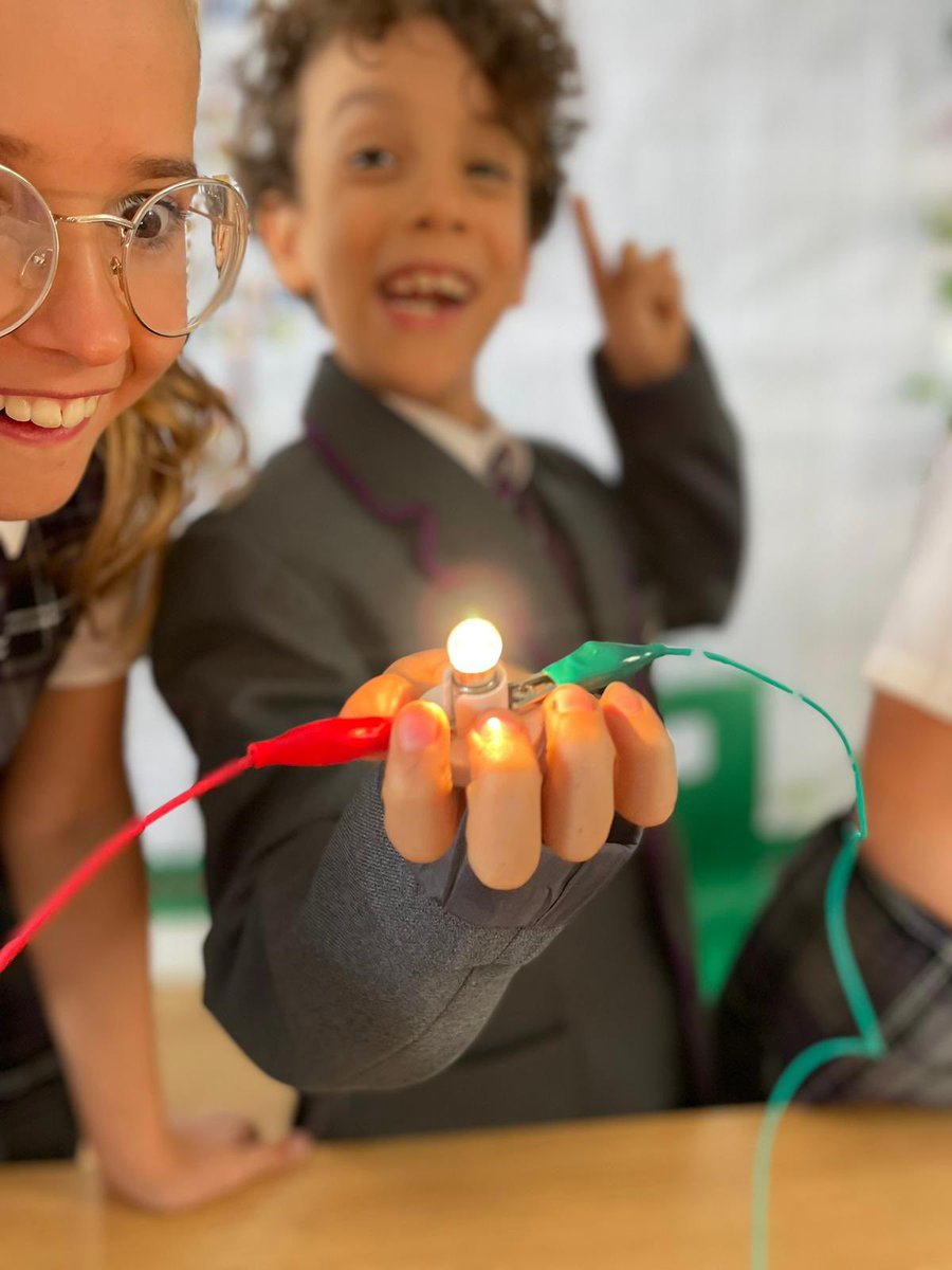 HPA_Philip_Lane's tweet image. Year 4 were incredible at building series circuits in science yesterday!! #HPAPLScience 💡 What both the kids and bulbs light up!