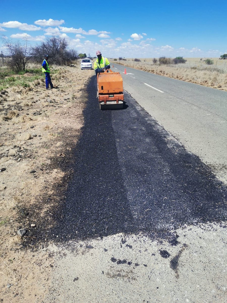 The implementation of Operation Vala Zonke in the Northern Cape Province is well underway. Potholes and edgebreaks are being repaired on the MR912 provincial road from N12 to Riverton.
#ValaZonke
#KwalaKaofela
#TrendsettersInInfrastructureDevelopment
