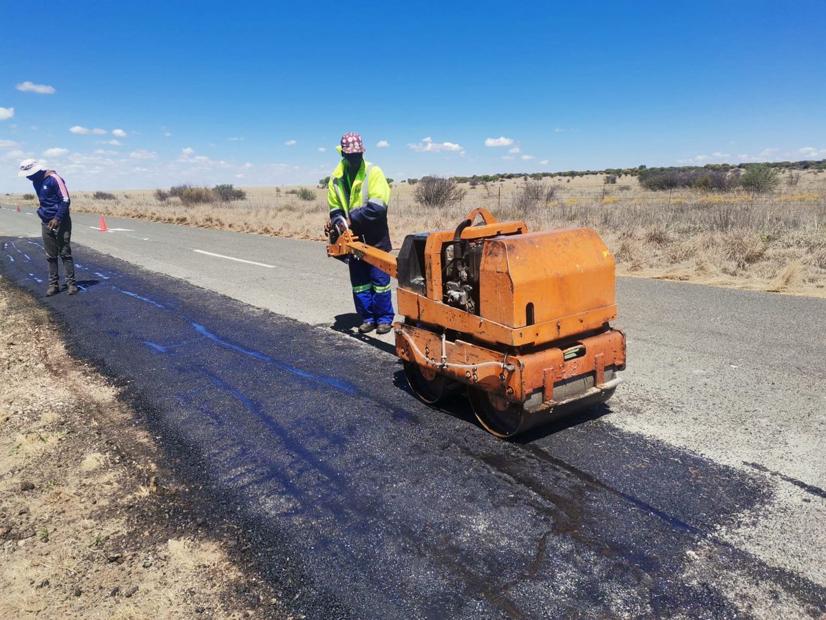 NC_drpw's tweet photo. The implementation of Operation Vala Zonke in the Northern Cape Province is well underway. Potholes and edgebreaks are being repaired on the MR912 provincial road from N12 to Riverton.
#ValaZonke
#KwalaKaofela
#TrendsettersInInfrastructureDevelopment https://t.co/GDZI8iiavS