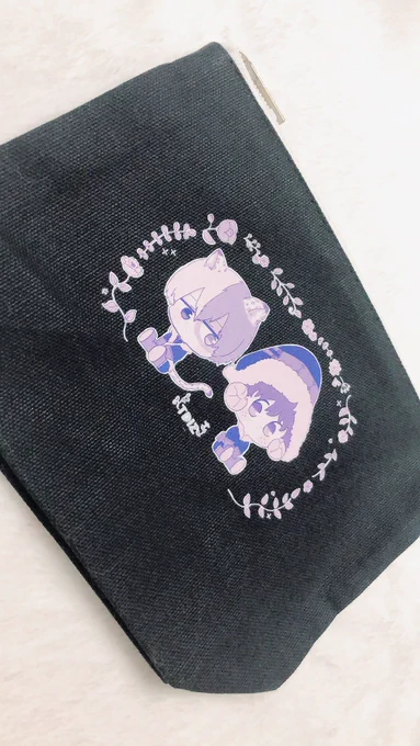 MOBUさん()から頂いた轟出ポーチが可愛すぎてキュンとしますキュートな絵柄と絶妙な色合いがたまらないです大切に使用させていただきます 