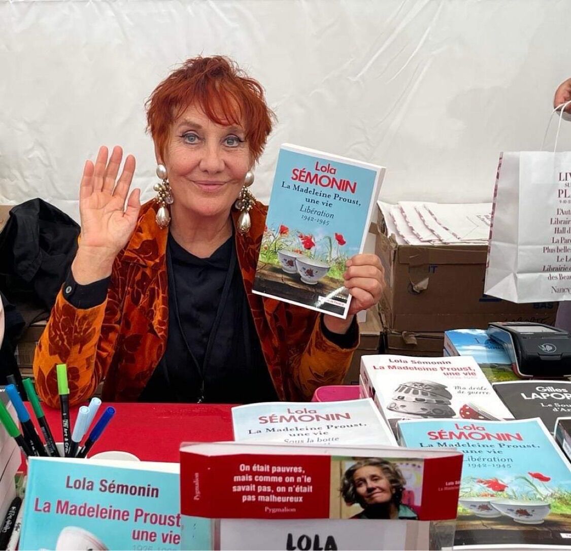 LolaSemonin's tweet photo. [RDV À VESOUL 🗓️] 

Pour la sortie du quatrième et dernier tome de la saga littéraire 𝗟𝗮 𝗠𝗮𝗱𝗲𝗹𝗲𝗶𝗻𝗲 𝗣𝗿𝗼𝘂𝘀𝘁, 𝘂𝗻𝗲 𝘃𝗶𝗲.

𝗩𝗲𝘀𝗼𝘂𝗹 (𝟳𝟬) : Sam 8, Dim 9 - Salon du livre

#vesoul #dedicaces #lamadeleineproust #lolasemonin https://t.co/UjVd4e1Fv4