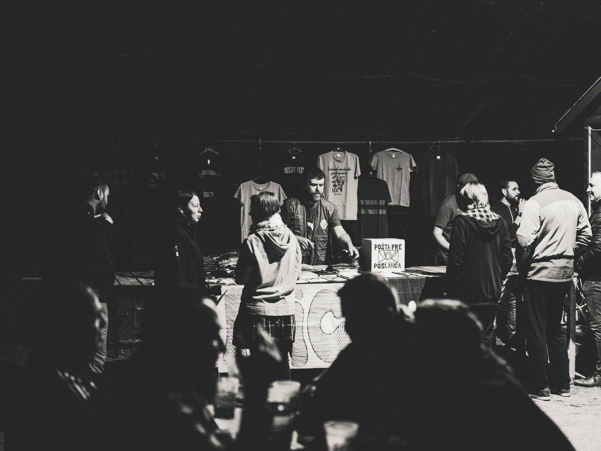 LZ_VLK's tweet photo. V sobotu bol v nitrianskom Hideparku benefit pre VLKa. Takto to tam vyzeralo. Ďakujeme za podporu a tešíme sa na budúce akcie.
#benefit #Nitra #koncert #Hidepark https://t.co/j1VPHJAVzp