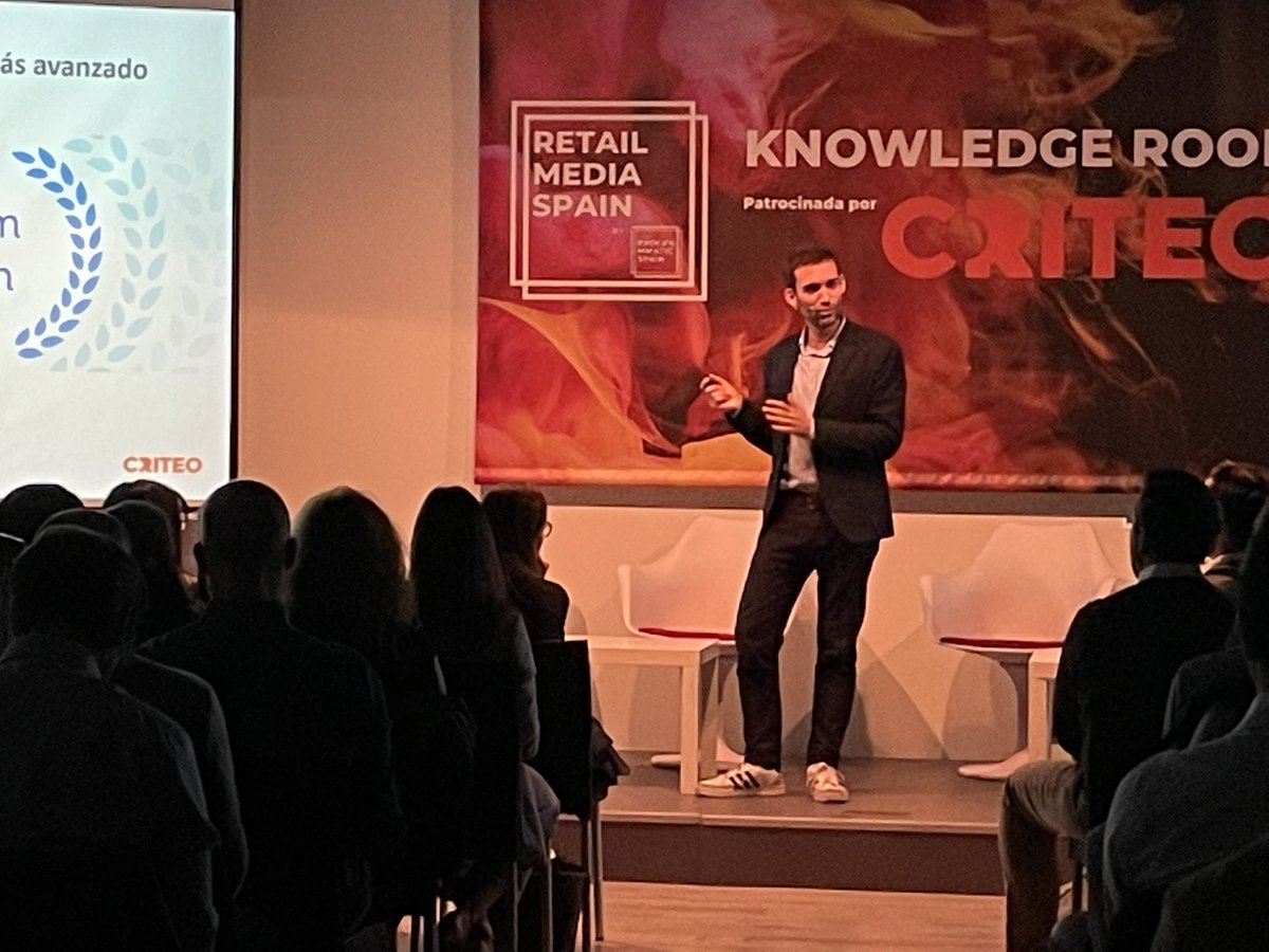 En su exposición, Javier Cardona habla de la omnicanalidad como futuro del #retailmedia. Esto ya es presente en <a href="/CarrefourLinks/">Carrefour Links</a> No olvidemos que el shopper compra tanto en tienda física como online. #RetailMediaSpain