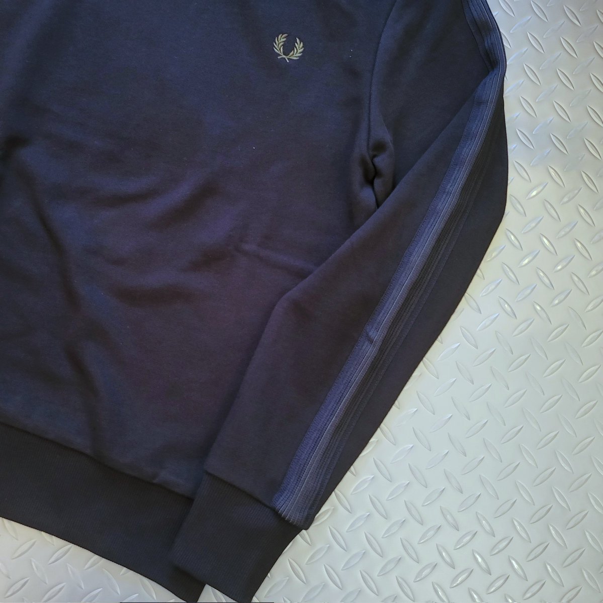 BEEHIGHSHOP's tweet photo. ☆新作続々入荷中☆
フレッドペリーよりスウェットの新作が入荷しました！
左胸にロゴ刺繍、袖にニットテープを配したスウェット。
裏毛素材なのですぐに活躍しますよ。
プライス:17600円
店頭でチェックして下さいね♪

#フレッドペリー #fredperry #岡崎市 #セレクトショップ #ビーズハイ #beeshigh https://t.co/2LNgKYUiFf
