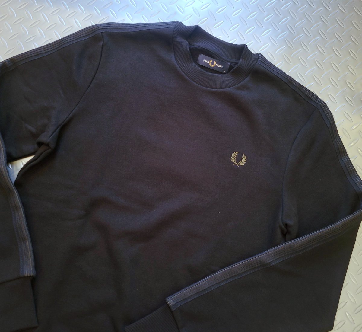 BEEHIGHSHOP's tweet photo. ☆新作続々入荷中☆
フレッドペリーよりスウェットの新作が入荷しました！
左胸にロゴ刺繍、袖にニットテープを配したスウェット。
裏毛素材なのですぐに活躍しますよ。
プライス:17600円
店頭でチェックして下さいね♪

#フレッドペリー #fredperry #岡崎市 #セレクトショップ #ビーズハイ #beeshigh https://t.co/2LNgKYUiFf