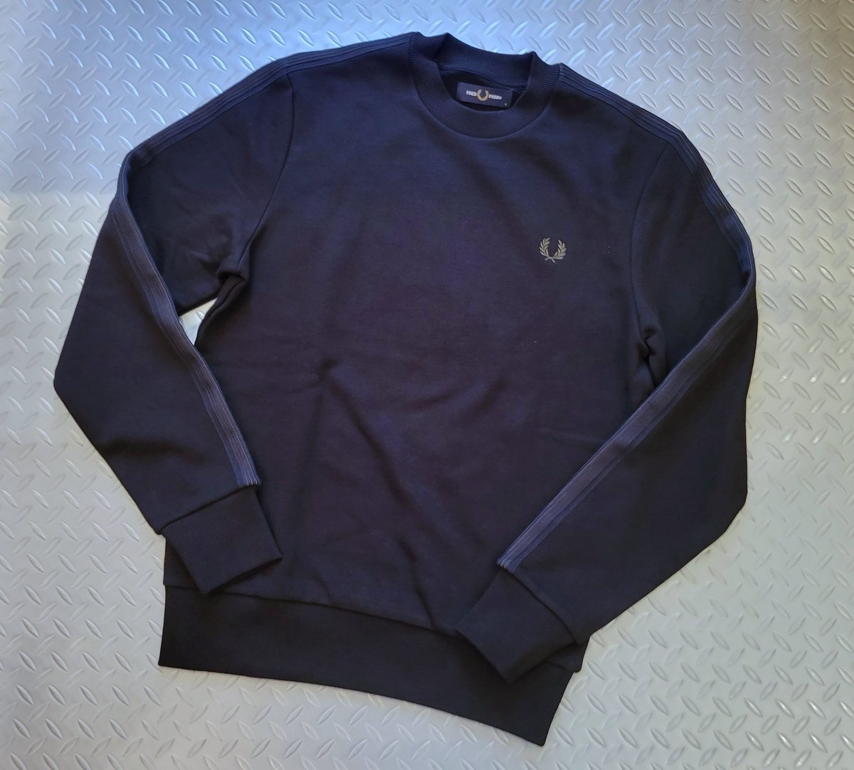 BEEHIGHSHOP's tweet photo. ☆新作続々入荷中☆
フレッドペリーよりスウェットの新作が入荷しました！
左胸にロゴ刺繍、袖にニットテープを配したスウェット。
裏毛素材なのですぐに活躍しますよ。
プライス:17600円
店頭でチェックして下さいね♪

#フレッドペリー #fredperry #岡崎市 #セレクトショップ #ビーズハイ #beeshigh https://t.co/2LNgKYUiFf