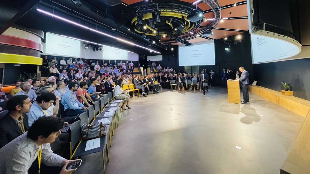 CGrandjean_'s tweet photo. Réunir le présent et le futur de la cybersécurité en un seul lieu, c’était le voeu d’@EmmanuelMacron au moment de la création du @CampusCyberFr. Quel plaisir d’en inaugurer le Forum et la 1ère formation ce matin. 

Objectif : 37 000 emplois dans la filière pour 2025 🚀 @jnbarrot https://t.co/kgY3dovlWv