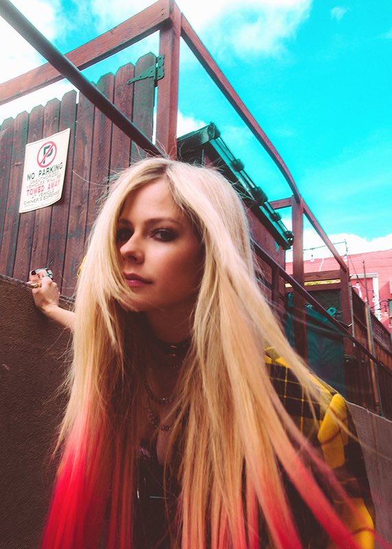 Happy birthday to avril lavigne who shaped me as a person 