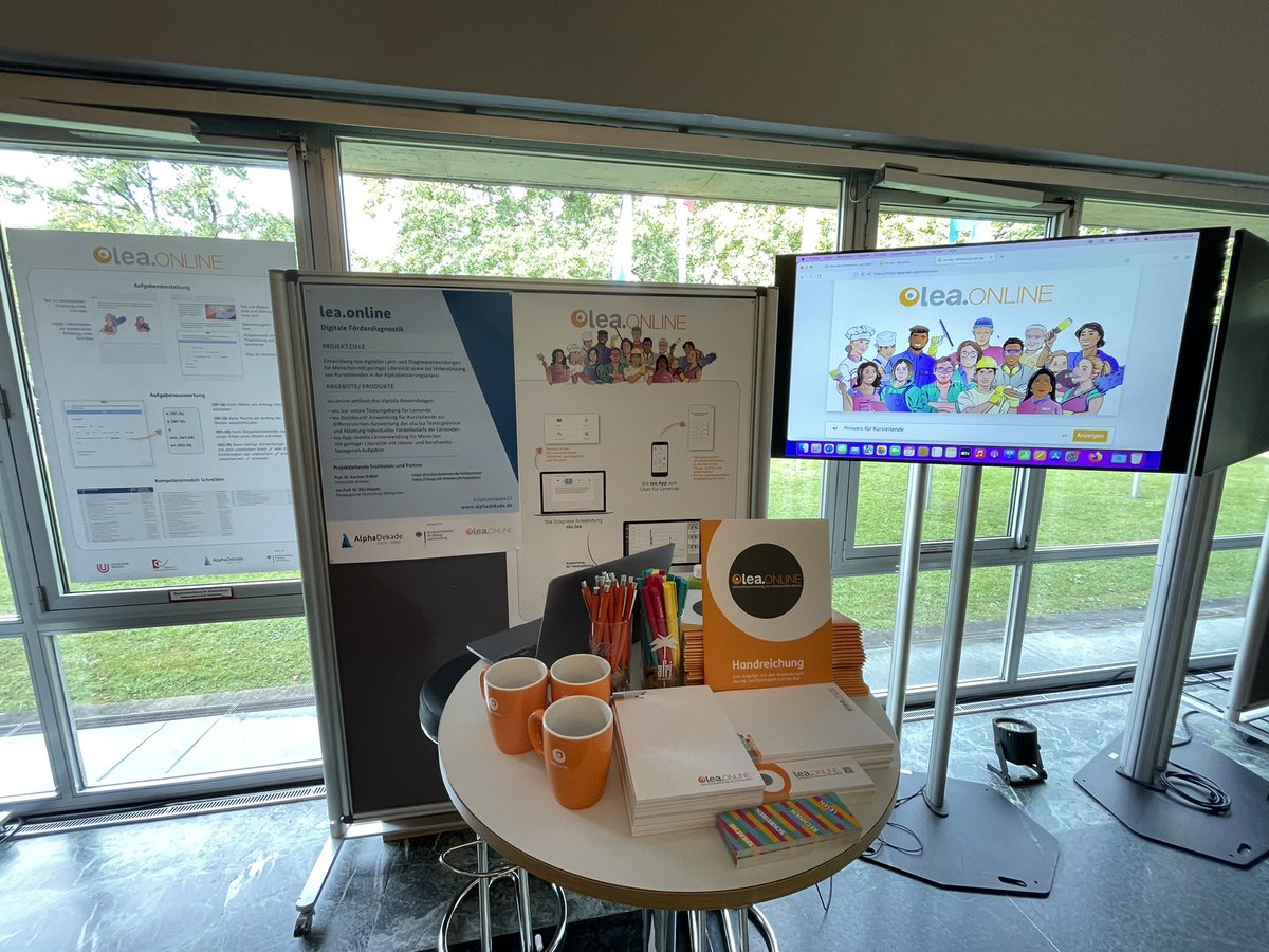 kadewe's tweet photo. Heute @lea_online_app auf der #Alphadekade live zu sehen - Merch haben wir auch dabei plus Handreichungen für das Kursleitenden Dashboard. https://t.co/klpPx0C5hx https://t.co/eUHfStJw7X