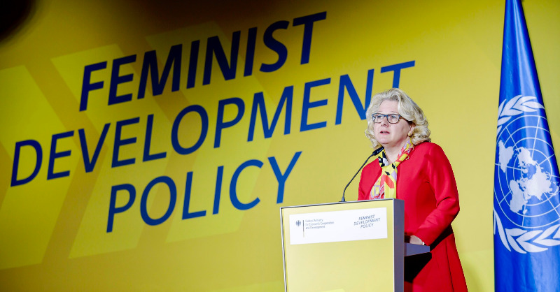 BMZ_Bund's tweet photo. „#Feminismus ist eine Grundüberzeugung. Gleichstellung ist ein #Menschenrecht. Das Ziel meiner feministischen Entwicklungspolitik ist eine Gesellschaft der Freien &amp; Gleichen. Es geht um Chancengleichheit &amp; Gerechtigkeit. Und davon profitieren alle.“ - Rede von @svenjaschulze68 👇