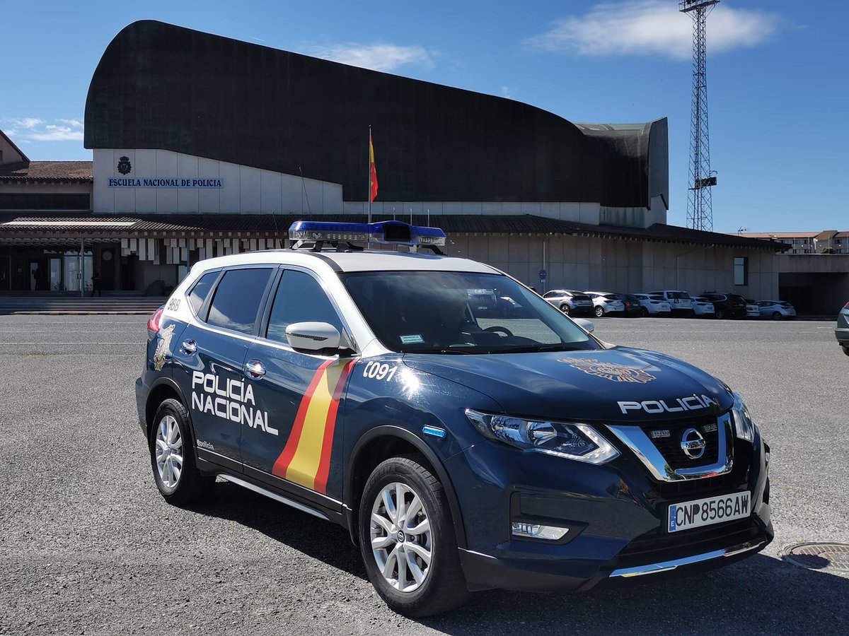 policia's tweet photo. #BuenosDías desde un lugar donde se respira el #esfuerzo y la #ilusión se palpa

#FelizLunez desde la Escuela Nacional de @policia de #Ávila https://t.co/VWK0039tNW