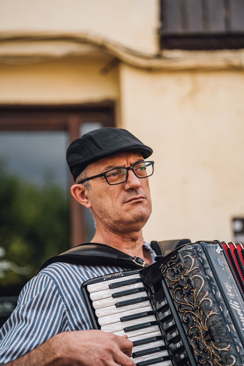 Des de la primera edició que Pep Vancell i el seu meravellós acordió amenitza l'esmorzar (o avituallament) d'una manera magistral. Sentir el seu acordió és un viatge al passat i al futur de la Retrotrobada. Moltes gràcies Pep. Ets un imprescindible!

#ciclismedeveres #acordió