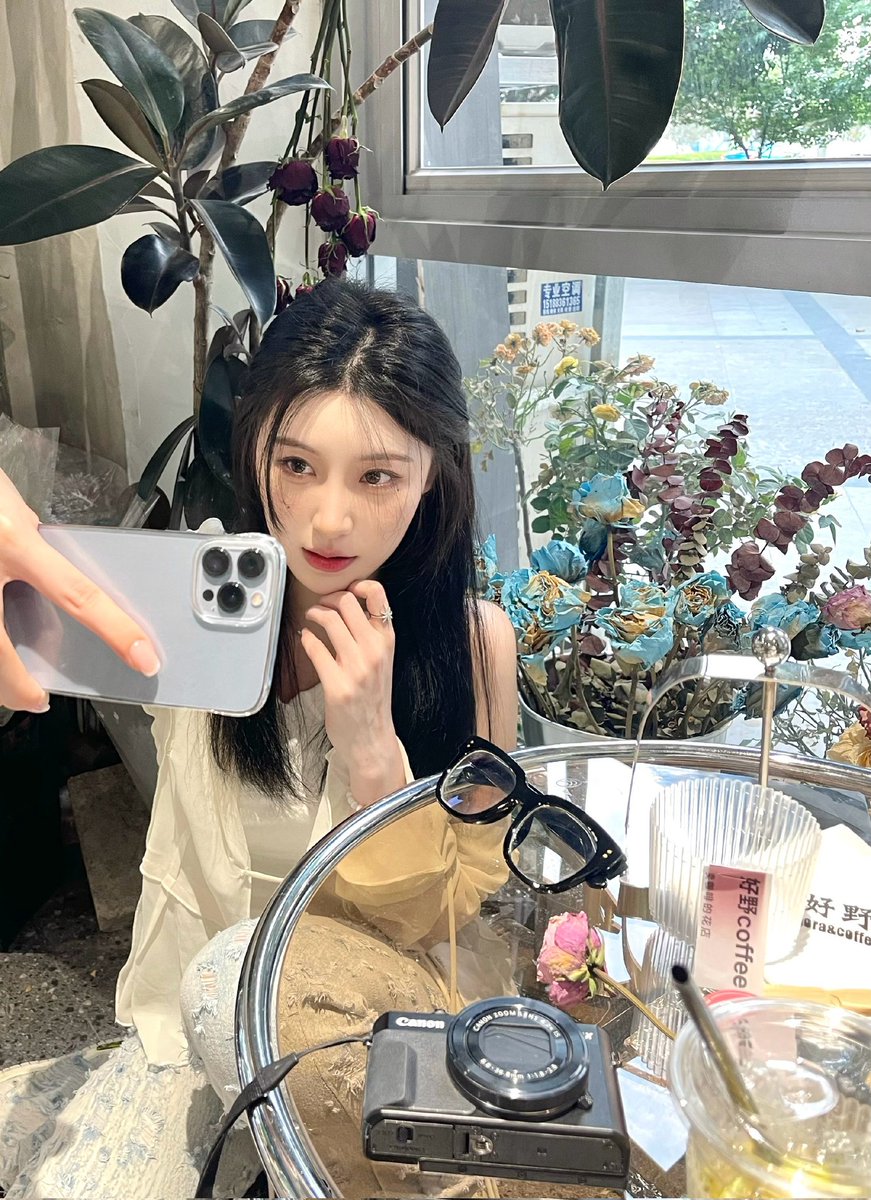 Tinli75's tweet photo. A friend's flower shop is a good place to take pictures https://t.co/LhMYPfMPZl