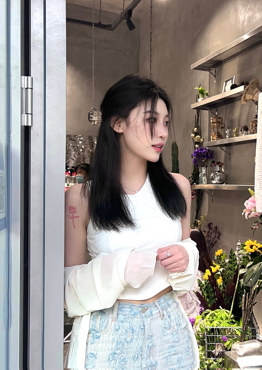Tinli75's tweet photo. A friend's flower shop is a good place to take pictures https://t.co/LhMYPfMPZl