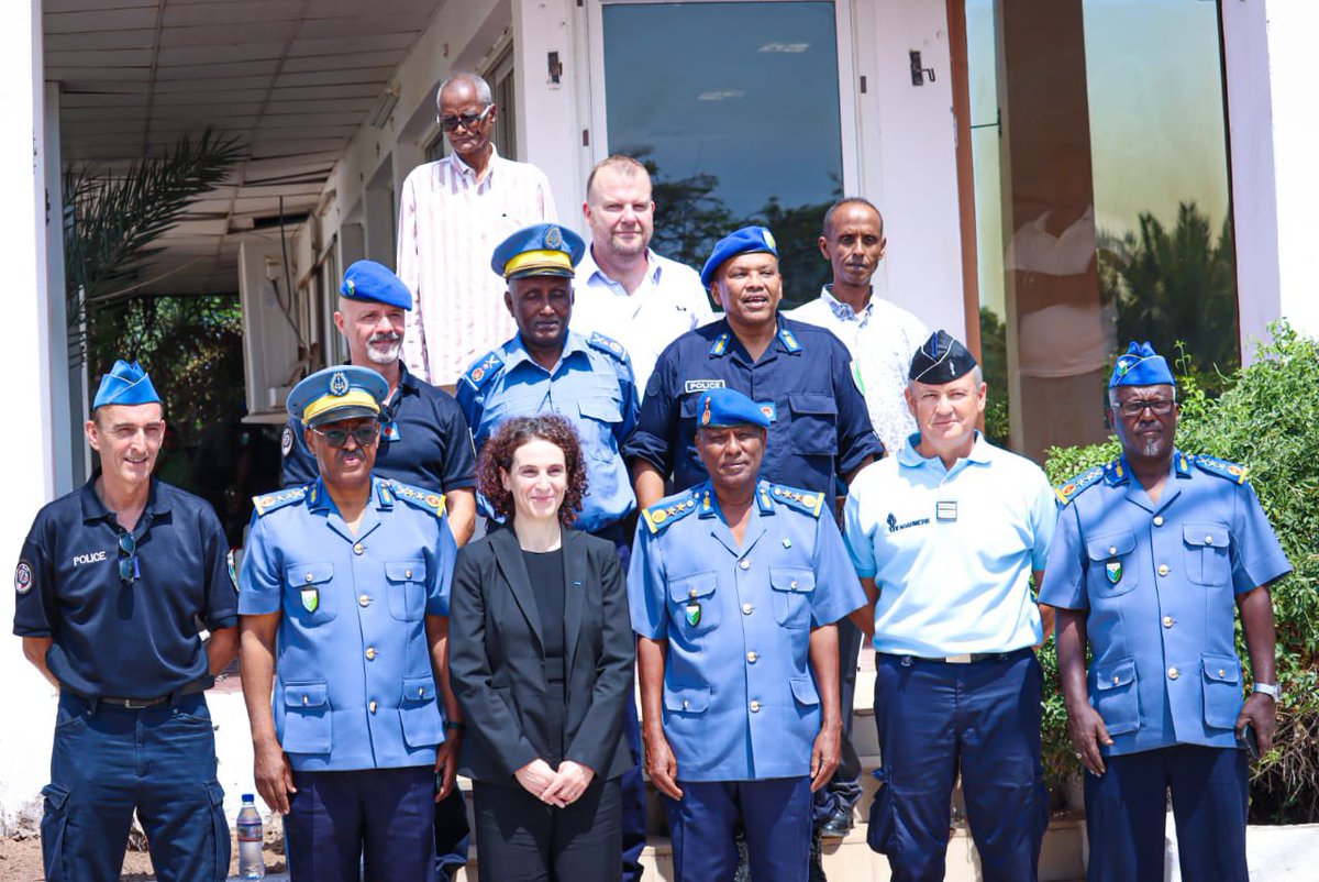 FranceaDjibouti's tweet photo. Mme Charlotte Defrémont est allée à la rencontre de nombreux acteurs de la coopération 🇫🇷🇩🇯 en matière de sécurité #interieure :
➡️ l’#APIFA avec la @P_N_Djibouti, l’état-major &amp; les cadres de l’académie
➡️ L’@EI3PJDJIBOUTI
➡️ Les sapeurs-pompiers de Djibouti
➡️ L’@UEaDjibouti… https://t.co/e8EnWYjR0o