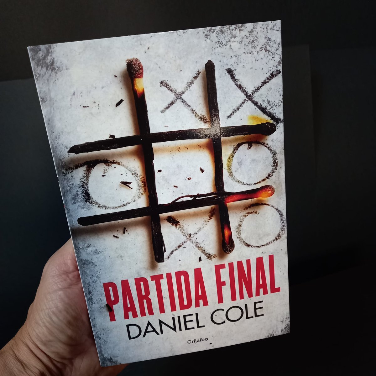 LibreriaYaya's tweet photo. #PartidaFinal @DanielColeBooks
Un cuarto cerrado. Un cadáver. El secreto que se llevó a la tumba.
Un gran thriller
Cuando encuentran al agente retirado Finlay Shaw muerto en una habitación cerrada, todos piensan que se trata de un suicidio. Pero el detective William Fawkes, https://t.co/b1pRGBMb5o