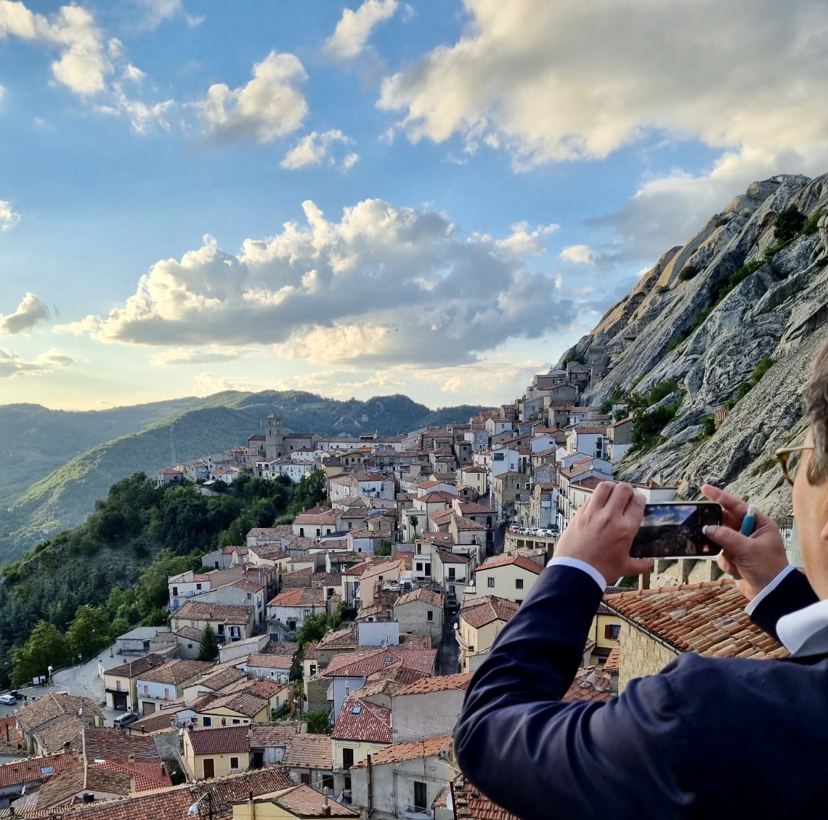 amendolaenzo's tweet photo. Grazie alle lucane e ai lucani per la fiducia. Avrò l'onore di rappresentarvi in Parlamento. Non ci fermiamo, facciamo ripartire le sfide per il Paese e per la Basilicata.
https://t.co/IBMKCrFJHy https://t.co/b2SpJzXVYC
