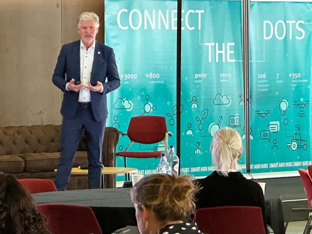 #SAHFE

@EIT_Digital, Willem Jonker, presenting now for the opening plenary of the second day of the #SmartAgriHubs Final Event!