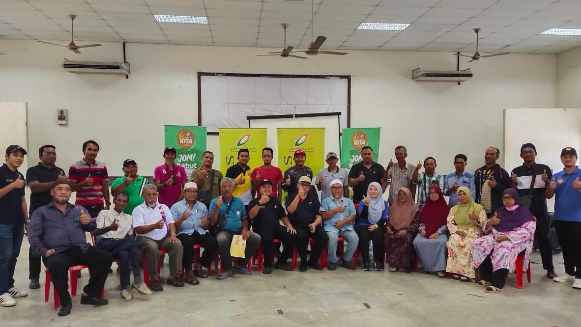 BernasOfficial's tweet photo. Tahniah kepada pesawah yang hadir pada sesi Taklimat Pemutuan Sebenar Padi bersama BERNAS di Changkat Lada, Perak pada kali ini. Terima kasih atas sambutan yang menggalakkan ๐๐๐๐
#BERNAS #KesejahteraanuntukSemua #NourishingtheNation #ProgramKITA #SmartSBB #Malaysia https://t.co/AUccCglXWP