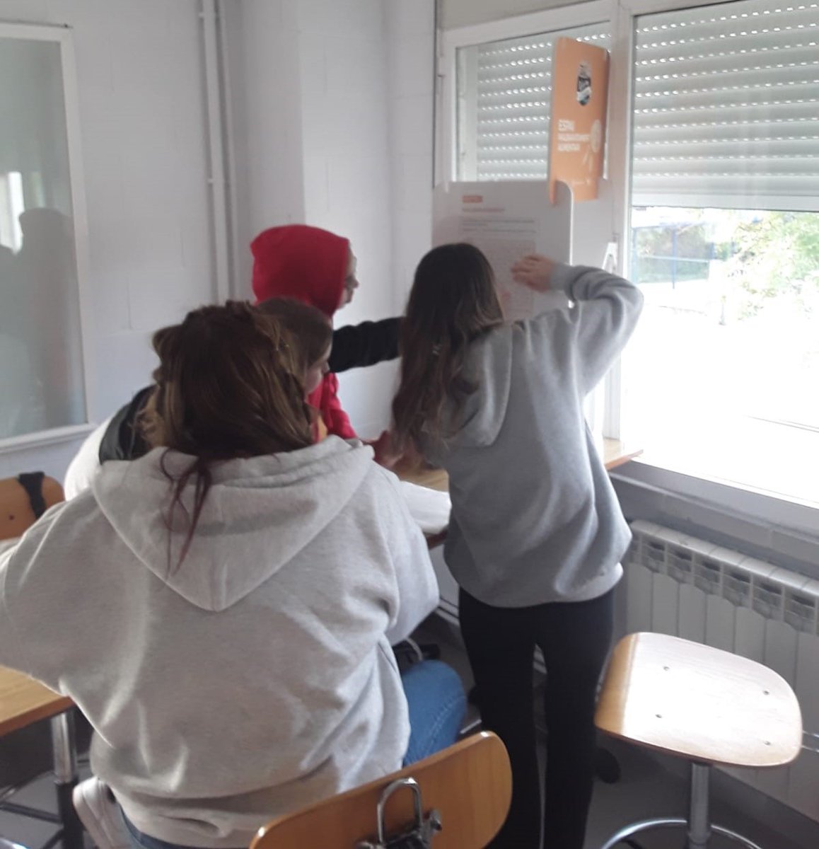 vic_mediambient's tweet photo. 📷Aquests dies l'informador ambiental ♻️ha visitat alumnes dels Programes de Formació i Inserció (PFI - PTT) de #Vic amb l'escape room educatiu ✅tot jugant a identificar👉 les causes i les conseqüències del canvi climàtic 🌏#SumatAlZero https://t.co/nWr63OAKVb