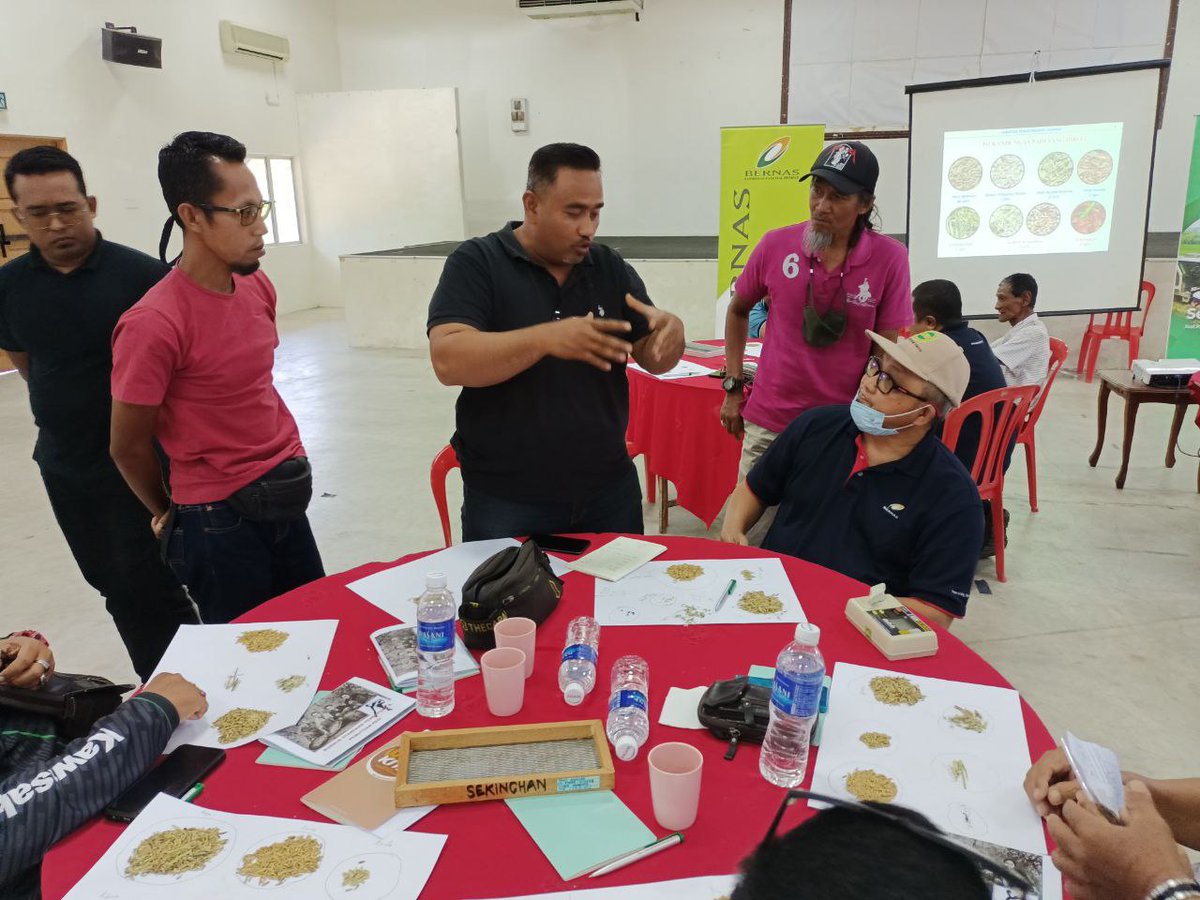 BernasOfficial's tweet photo. Tahniah kepada pesawah yang hadir pada sesi Taklimat Pemutuan Sebenar Padi bersama BERNAS di Changkat Lada, Perak pada kali ini. Terima kasih atas sambutan yang menggalakkan ๐๐๐๐
#BERNAS #KesejahteraanuntukSemua #NourishingtheNation #ProgramKITA #SmartSBB #Malaysia https://t.co/AUccCglXWP