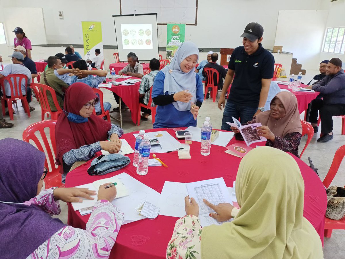 BernasOfficial's tweet photo. Tahniah kepada pesawah yang hadir pada sesi Taklimat Pemutuan Sebenar Padi bersama BERNAS di Changkat Lada, Perak pada kali ini. Terima kasih atas sambutan yang menggalakkan ๐๐๐๐
#BERNAS #KesejahteraanuntukSemua #NourishingtheNation #ProgramKITA #SmartSBB #Malaysia https://t.co/AUccCglXWP