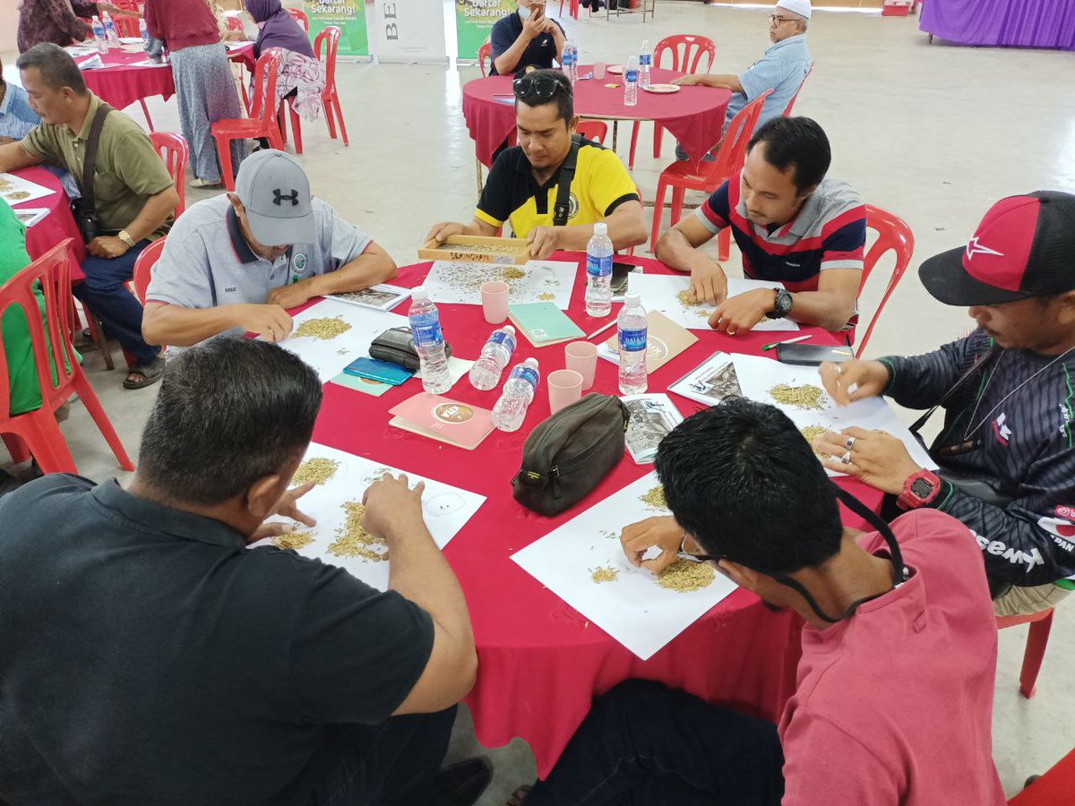 BernasOfficial's tweet photo. Tahniah kepada pesawah yang hadir pada sesi Taklimat Pemutuan Sebenar Padi bersama BERNAS di Changkat Lada, Perak pada kali ini. Terima kasih atas sambutan yang menggalakkan ๐๐๐๐
#BERNAS #KesejahteraanuntukSemua #NourishingtheNation #ProgramKITA #SmartSBB #Malaysia https://t.co/AUccCglXWP